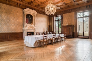 Lobby sitting area - Château Saint-Michel, The Originals Relais (Relais du Silence) (Rully)