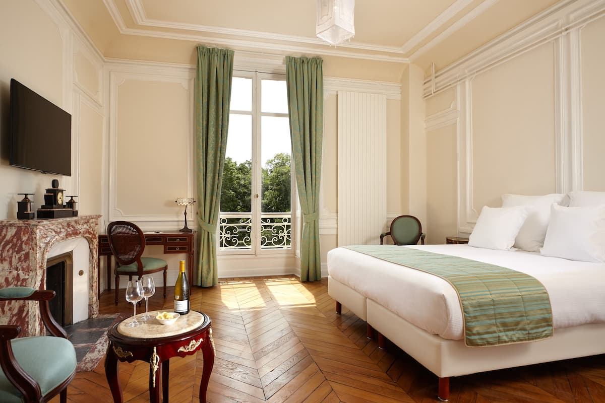 Junior Suite, 1 King Bed | Premium bedding, desk, free WiFi, bed sheets