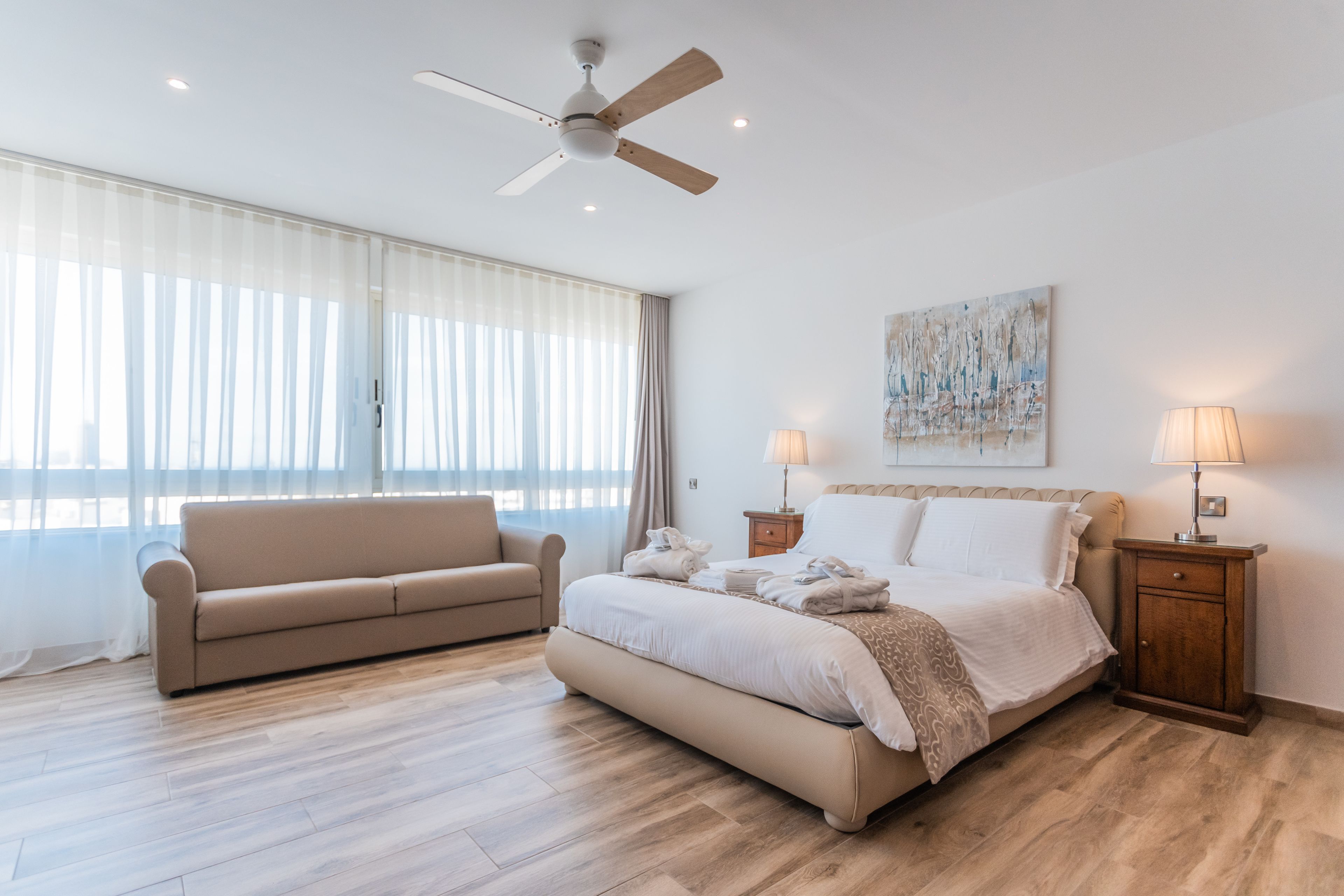 Luksussviitti | Ylelliset vuodevaatteet, minibaari, tallelokero huoneessa, työpöytä