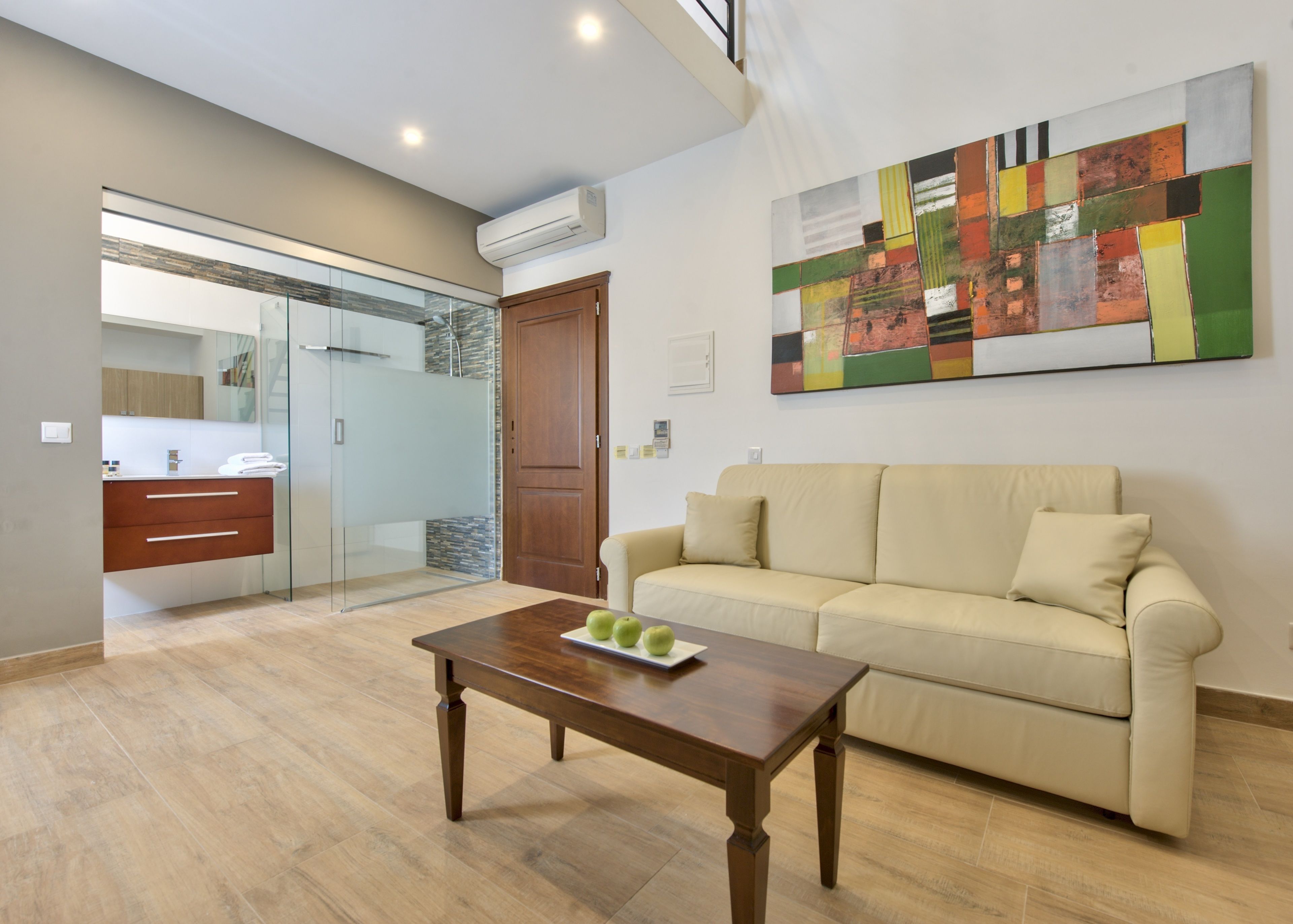 Ropa de cama de alta calidad y minibar 