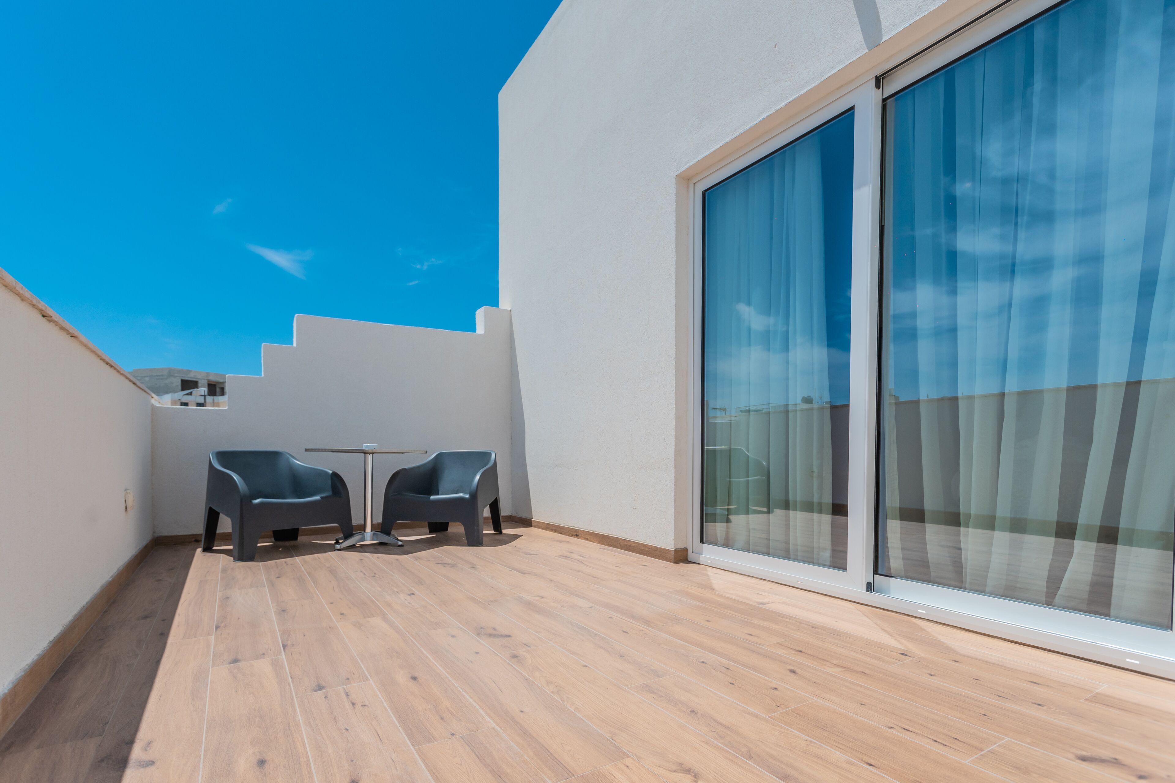 Suite Deluxe, Terraza | Ropa de cama de alta calidad y minibar 