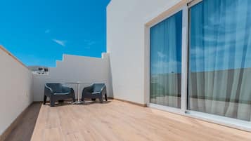 Suite Deluxe, Terraza | 1 habitación, ropa de cama de alta calidad y minibar