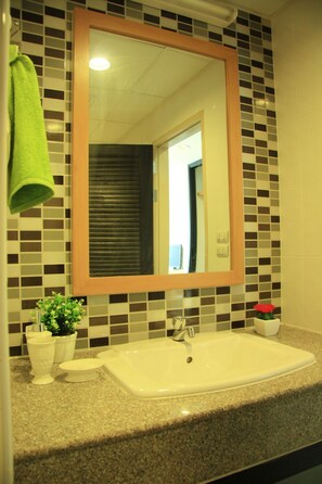 Een douche, gratis toiletartikelen, handdoeken, shampoo
