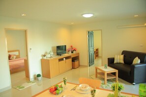 Suite, 2 habitaciones | Zona de estar | Una televisión de pantalla plana