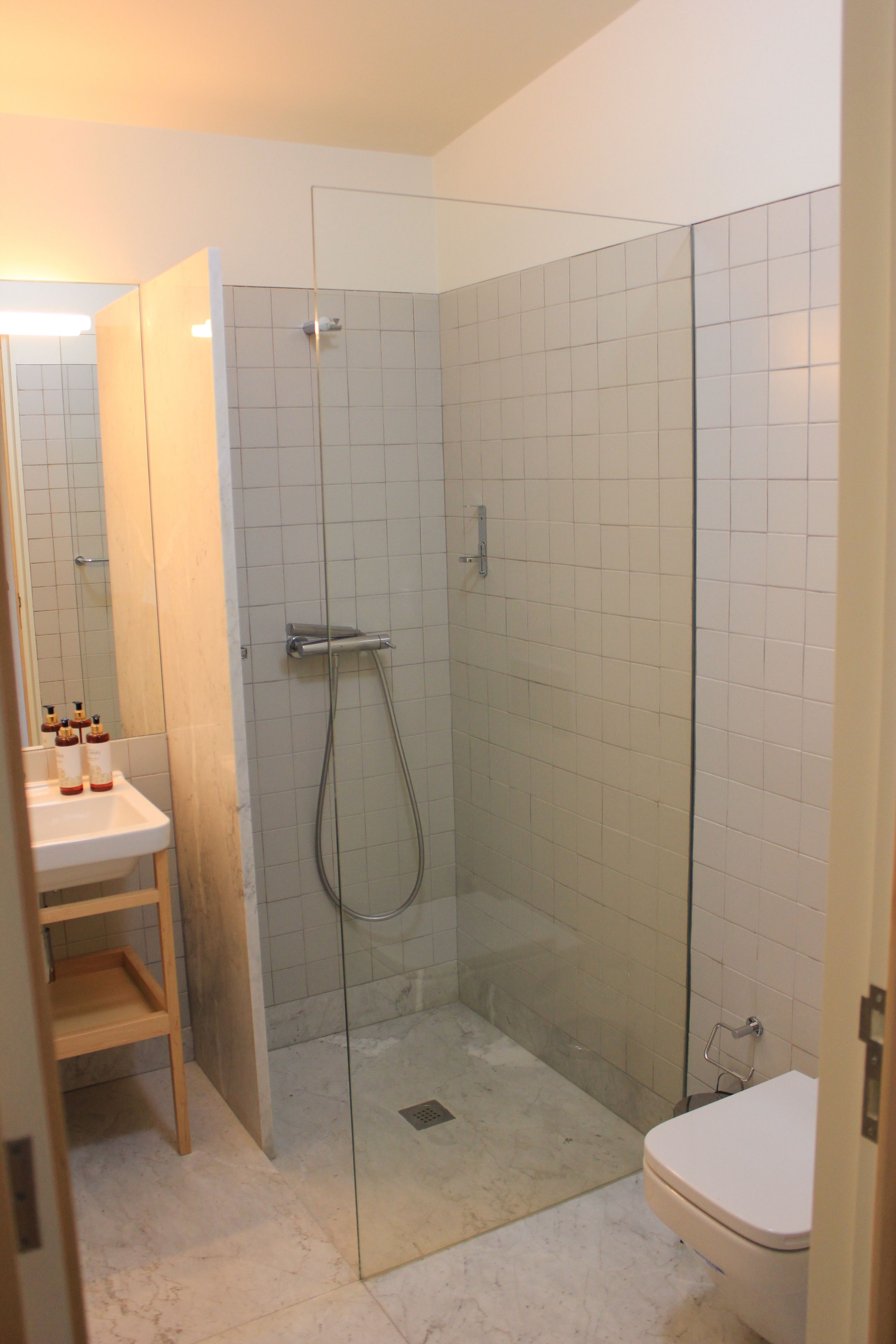 romantic apartment, 1 bedroom (majestic) | bathroom | shower, free toiletries, hair dryer, towels