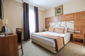 Minibar, caja de seguridad en la habitación y escritorio 