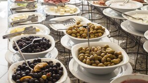 Un buffet proposant une variété de plats et d’ustensiles.