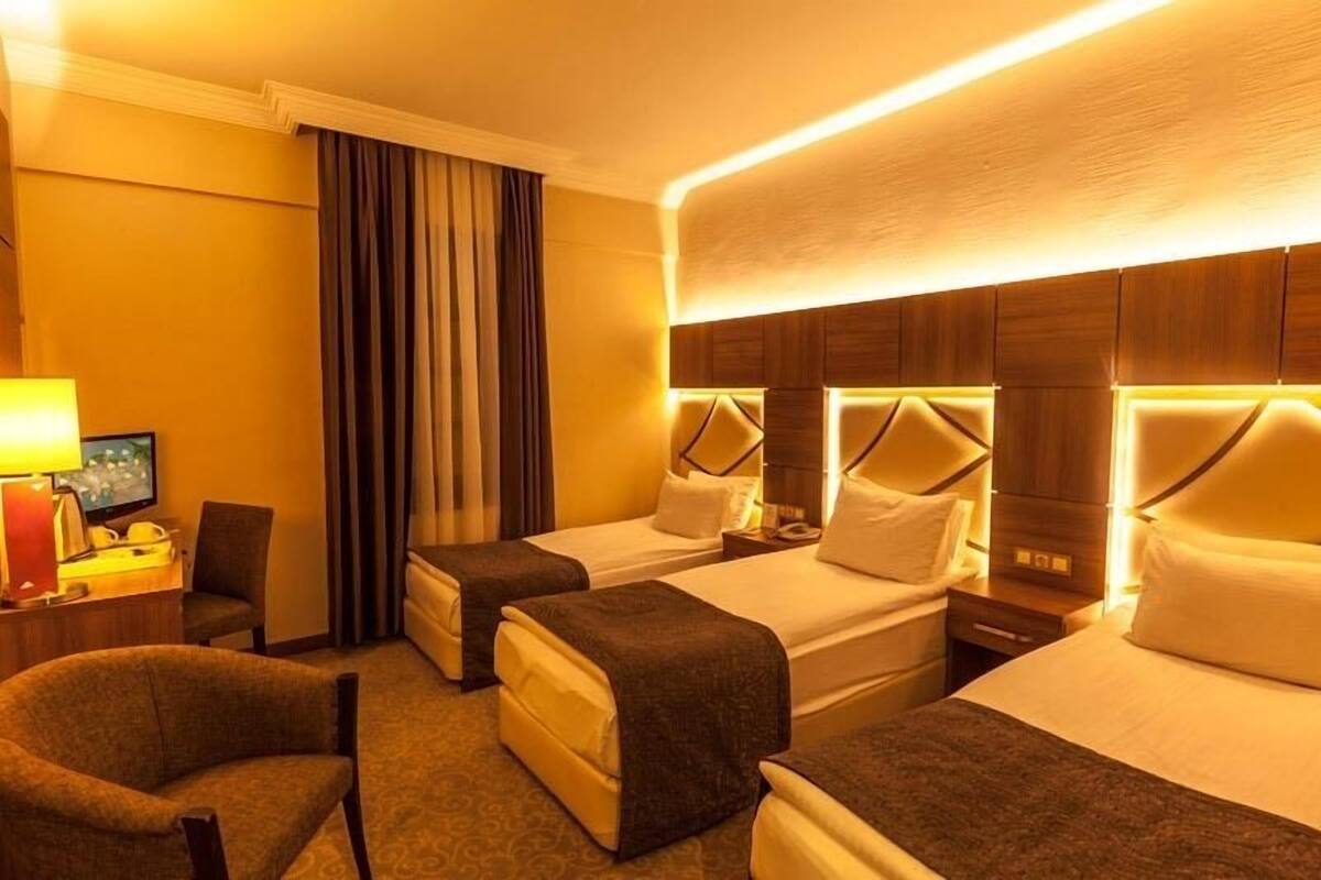 غرفة عادية ثلاثية | ميني بار وخزنة داخل الغرفة ومكتب وتجهيزات عازلة للصوت