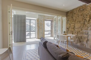 Estúdio, no piso térreo (Dona Maria Pia) | Área de estar | TV de tela plana