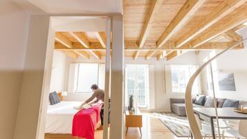Maisonette, 2 Schlafzimmer (Dom Luís I) | Wohnzimmer | Flachbildfernseher