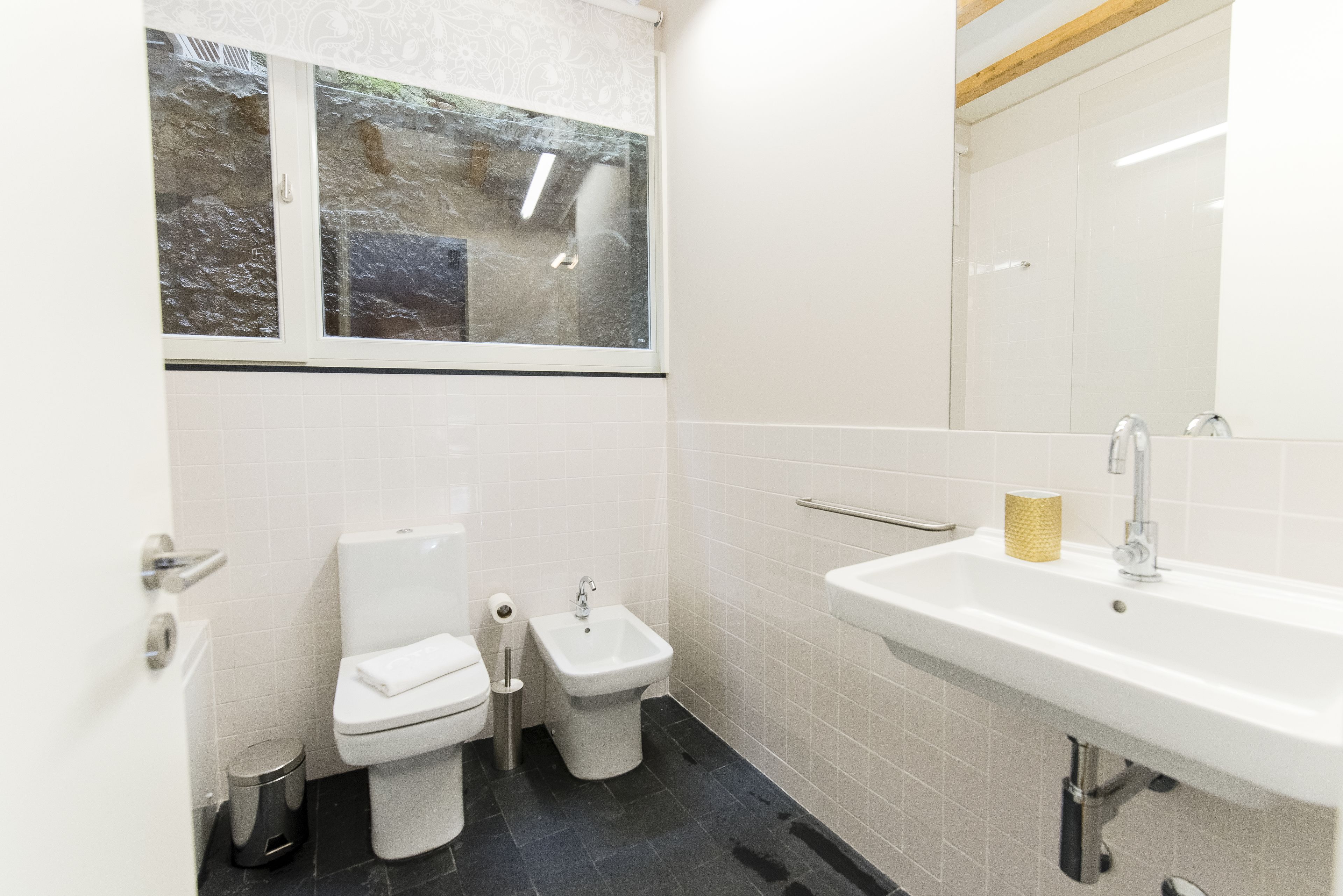 apartment, 2 bedrooms (arrábida) | bathroom | shower, free toiletries, hair dryer, towels