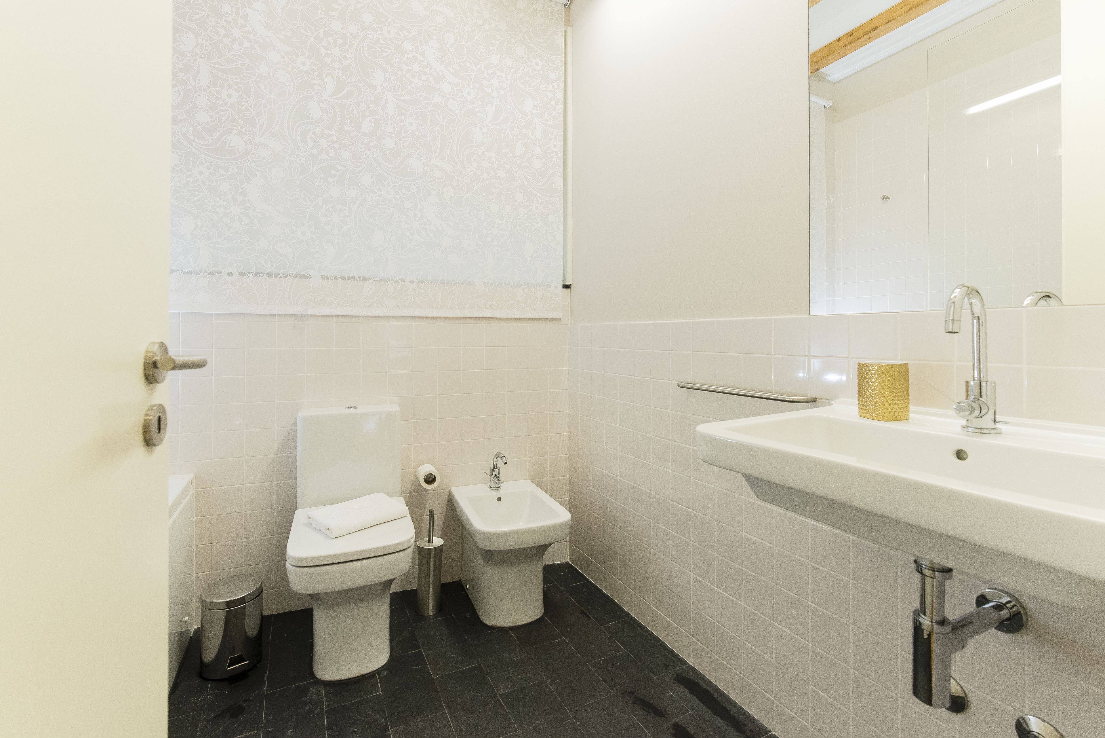 apartment, 2 bedrooms (arrábida) | bathroom | shower, free toiletries, hair dryer, towels