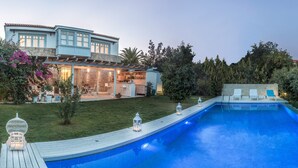 A modern house with a swimming pool, a patio, and a garden. - Alura Boutique Hotel (Cesme)