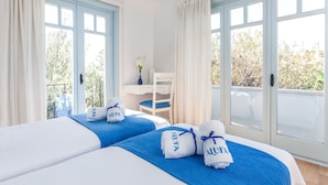 A hotel room with two beds, a desk, and a balcony with curtains. - Alura Boutique Hotel (Cesme)