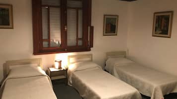 Escritorio, wifi gratis, ropa de cama