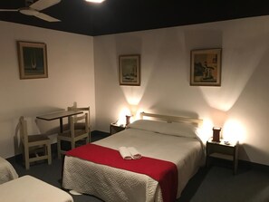 Escritorio, wifi gratis y ropa de cama