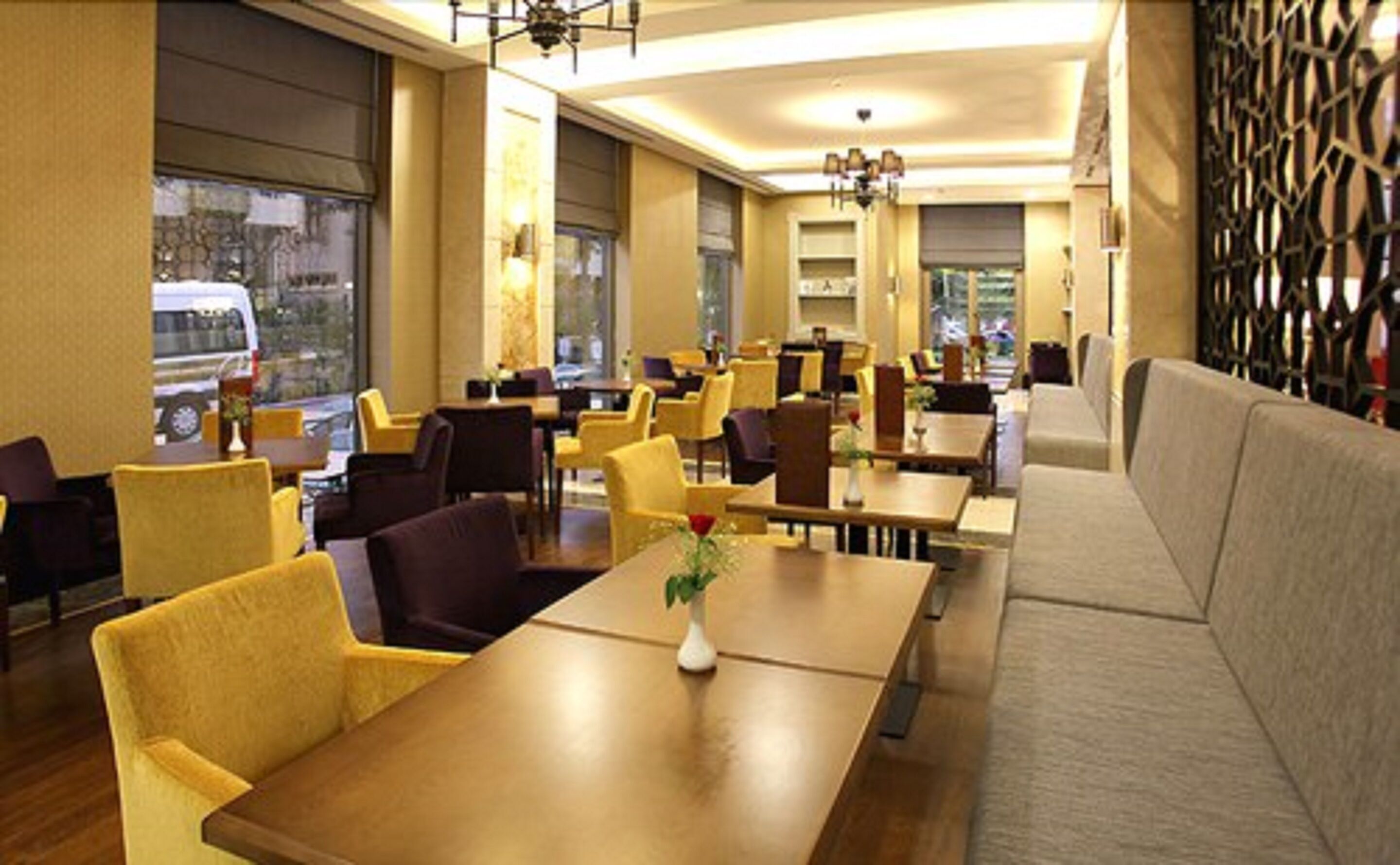 2 ravintolaa, joissa tarjoillaan aamiainen