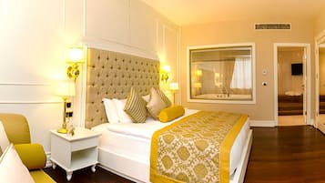 Minibaari, tallelokero huoneessa, työpöytä