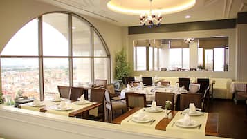 2 restaurants, breakfast served