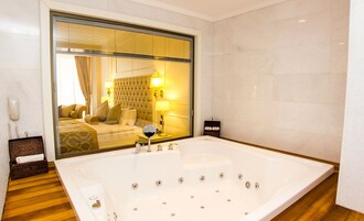 Presidential Suite | Bathroom | Free toiletries, hair dryer, bathrobes, slippers