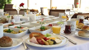 A breakfast buffet with various dishes and drinks.