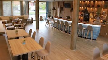 Der serveres frokost og aftensmad
