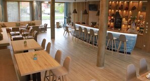 Déjeuner et dîner servis sur place, spécialités Cuisine méditerranéenne