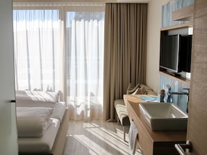 Een bureau, verduisterende gordijnen, geluiddichte muren