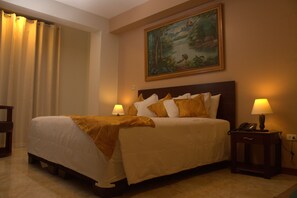 Minibar, in-room safe, desk, laptop workspace - Hotel Europa Iquitos (Iquitos)