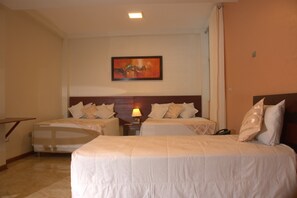 Minibar, in-room safe, desk, laptop workspace - Hotel Europa Iquitos (Iquitos)