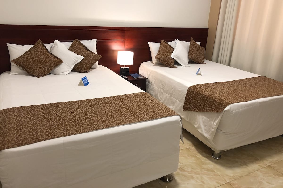 Twin Room | Minibar, in-room safe, desk, laptop workspace
