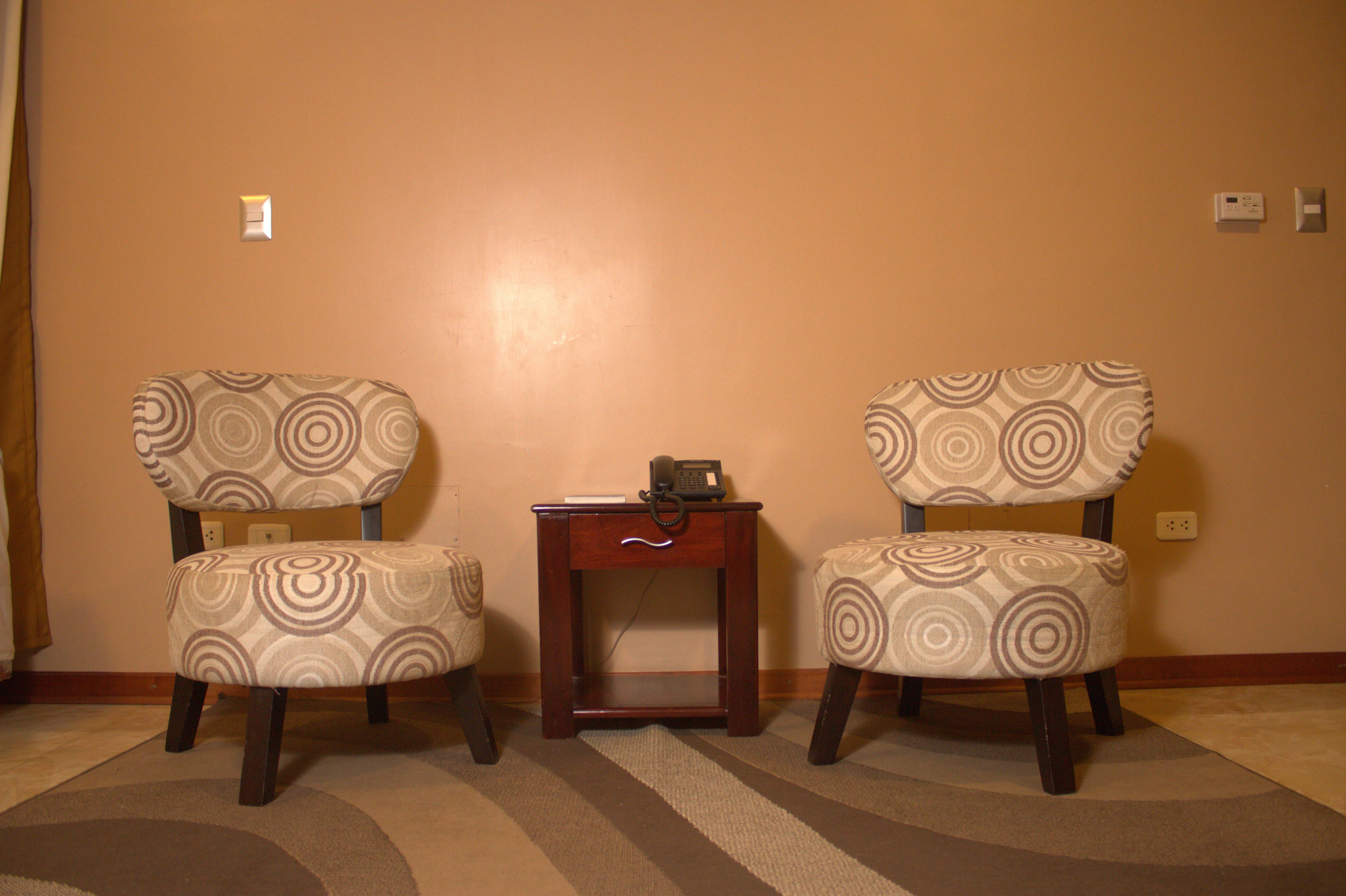 Twin Room | Minibar, in-room safe, desk, laptop workspace