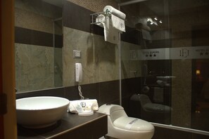 Deluxe Suite | Bathroom - Hotel Europa Iquitos (Iquitos)