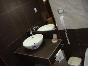 Double Room, 1 Queen Bed | Bathroom - Hotel Europa Iquitos (Iquitos)