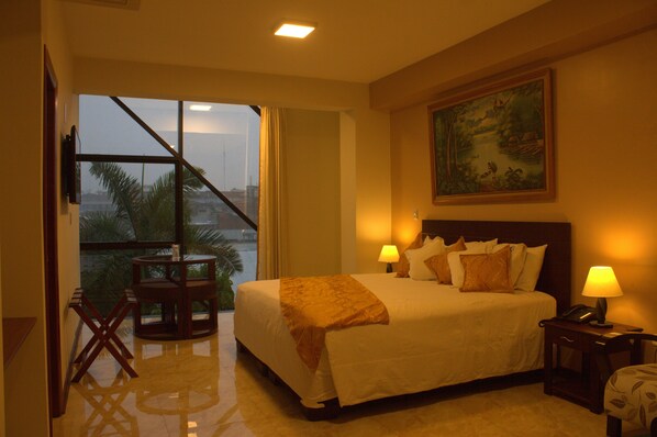 Minibar, in-room safe, desk, laptop workspace - Hotel Europa Iquitos (Iquitos)
