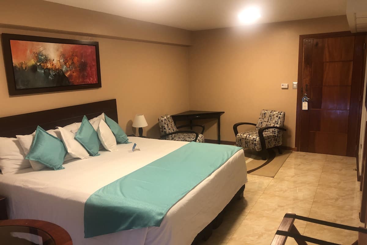 Deluxe Suite | Minibar, in-room safe, desk, laptop workspace