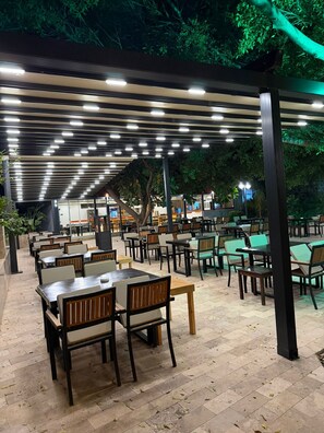 供應早餐、午餐及晚餐