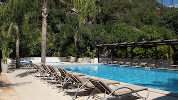 Outdoor pool, pool umbrellas, sun loungers