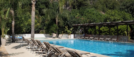 Outdoor pool, pool umbrellas, sun loungers