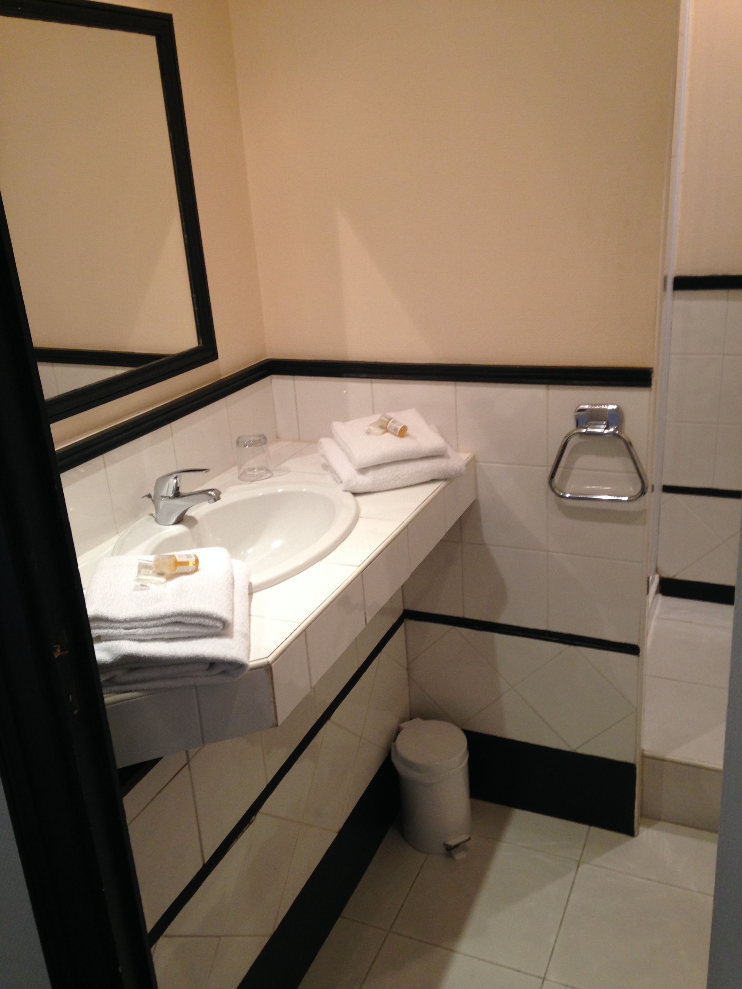 rainfall showerhead, free toiletries, hair dryer, towels