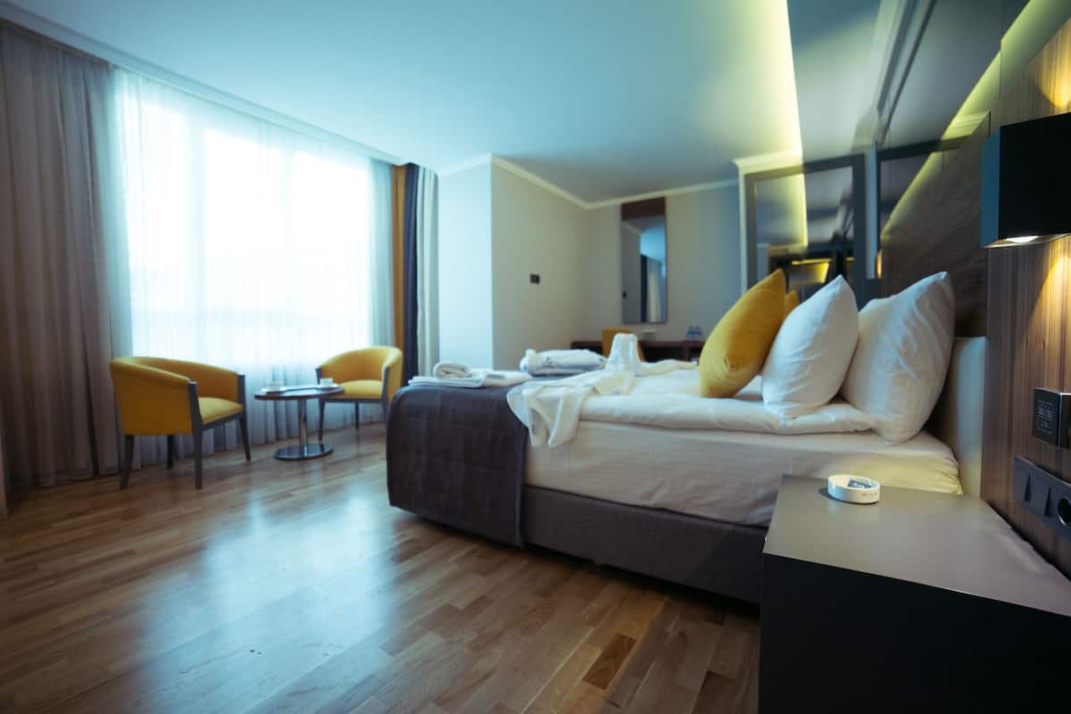 Junior suite, bubbelbad | Luxe beddengoed, donzen dekbedden, een minibar, een kluis op de kamer