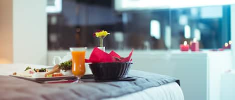 Deluxe Suite, Jetted Tub | In-room dining