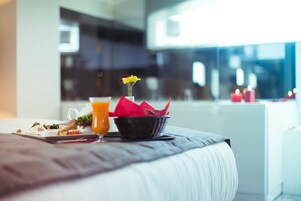 Deluxe Suite, Jetted Tub | In-room dining