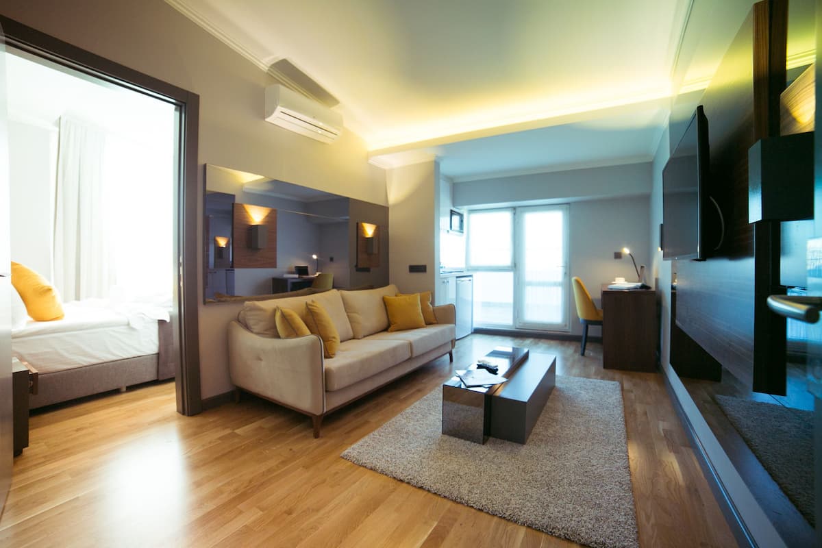Executive suite, terras | Woonruimte | Een ledtelevisie