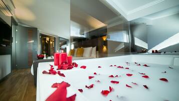 Honeymoon-Suite, Whirlpool | Wohnbereich | LED-Fernseher