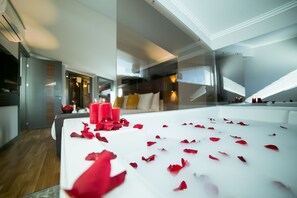 Suite de luna de miel, hidromasaje | Área de sala de estar | Televisión LED