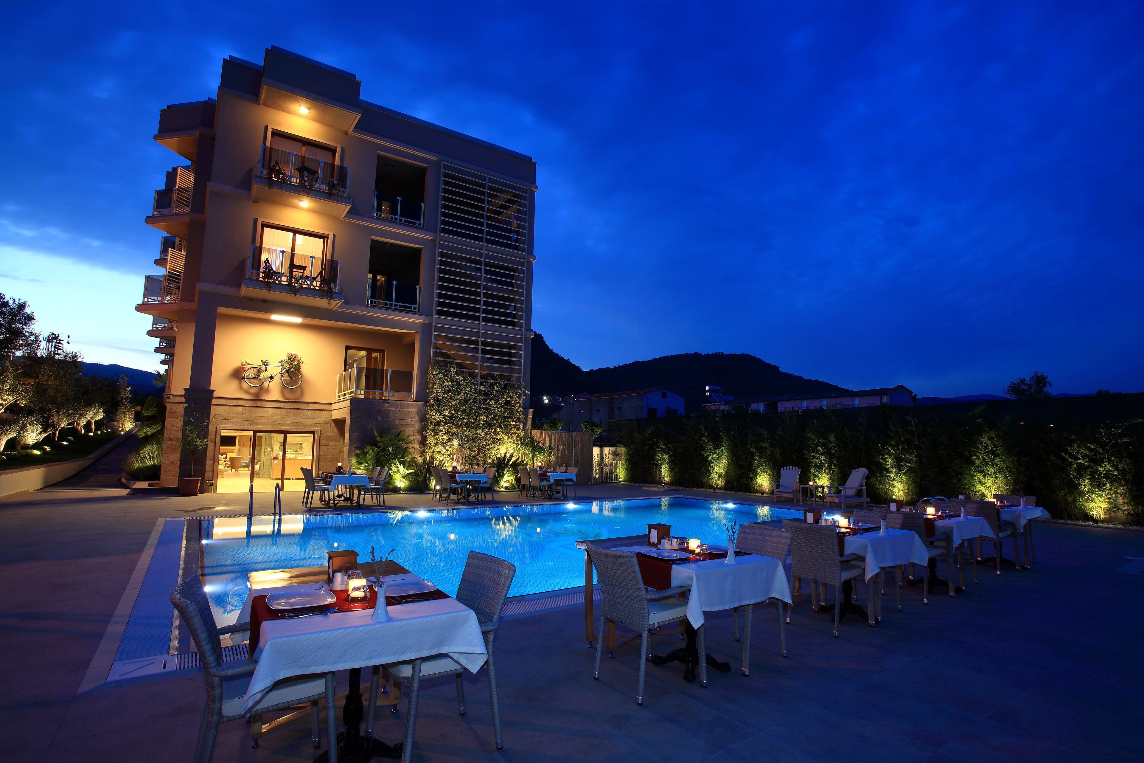 outdoor pool, pool loungers