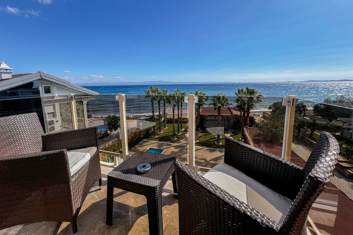 Deluxe Double Room, 1 Queen Bed, Sea View | Premium bedding, minibar, in-room safe, soundproofing