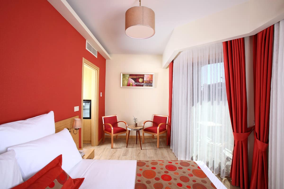 Premium bedding, minibar, in-room safe, soundproofing