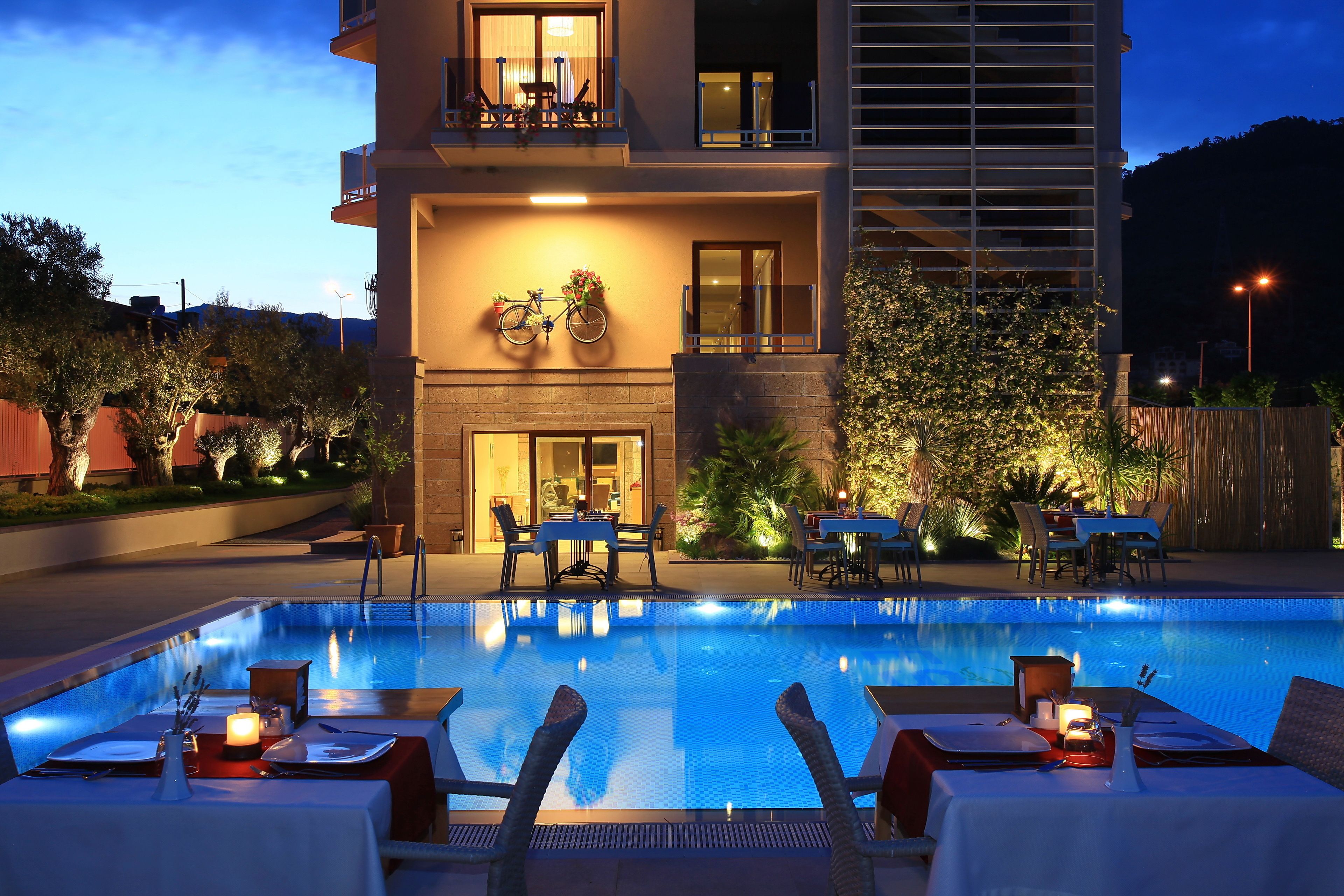 outdoor pool, pool loungers